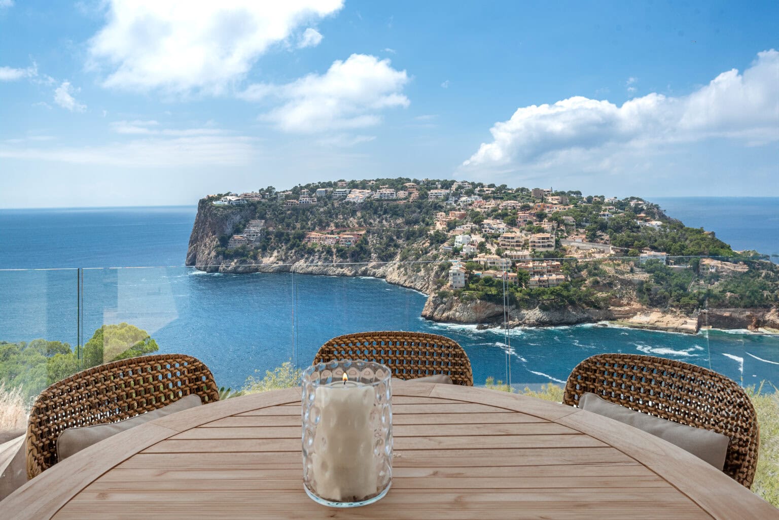 Mediterrane Terrasse mit Meerblick auf Mallorca